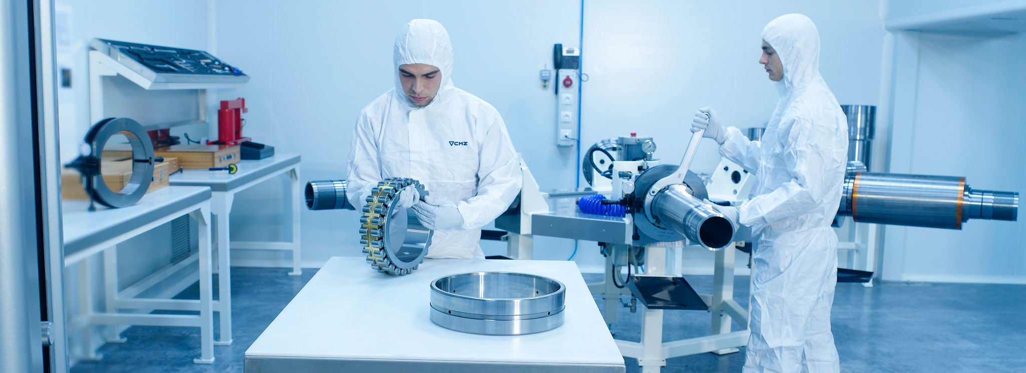 NSK double-row cylindrical roller bearings, spindles of CMZ lathes, NSK double-row cylindrical roller bearings, spindles of CMZ lath NSK double-row cylindrical roller bearings being prepared for assembly to the spindles of CMZ lathes under clean room conditions