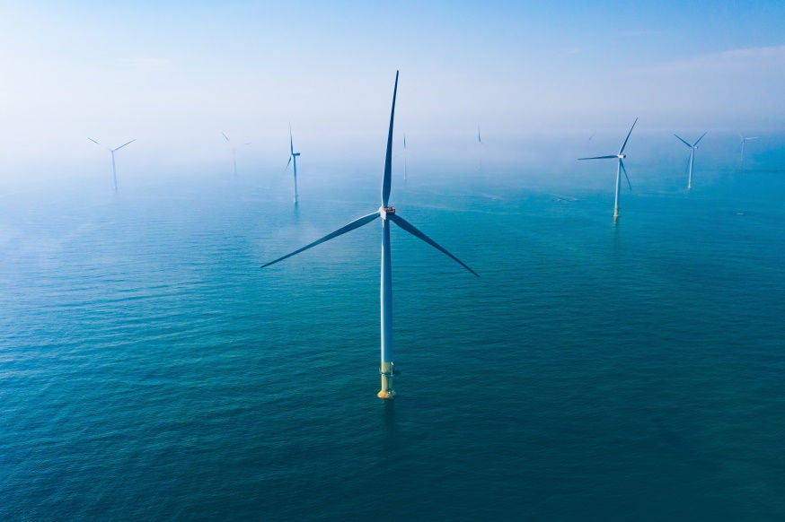 Wind, turbine. wind farm, off shore NSK ofrece una gama de rodamientos que incluyen tipos híbridos y de rodillos